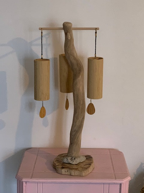 Support en bois flotté pour carillons de style Koshi, Zaphir, Tingsha… ± 61 cm de haut - Création Zen Curiosity
