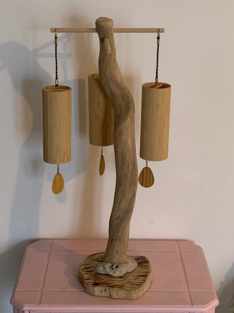 Support en bois flotté pour carillons de style Koshi, Zaphir, Tingsha… ± 61 cm de haut - Création Zen Curiosity