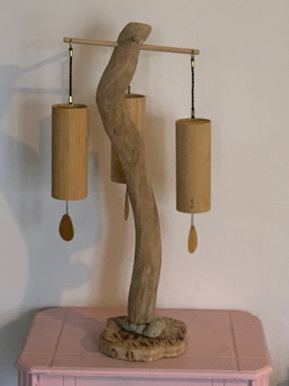 Support en bois flotté pour carillons de style Koshi, Zaphir, Tingsha… ± 61 cm de haut - Création Zen Curiosity