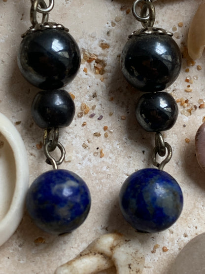 Boucles d'oreilles, collection '2 perles + 1 articulée', fait main par 'Zen Curiosity'. Finition Argent, laiton argenté ou Plaqué Or (au choix), avec perles de qualité AA à AAA ! Choisissez vos perles et composez une paire à votre goût !