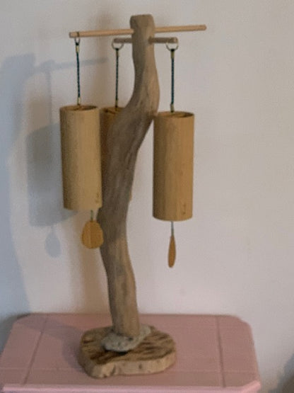 Support en bois flotté pour carillons de style Koshi, Zaphir, Tingsha… ± 61 cm de haut - Création Zen Curiosity