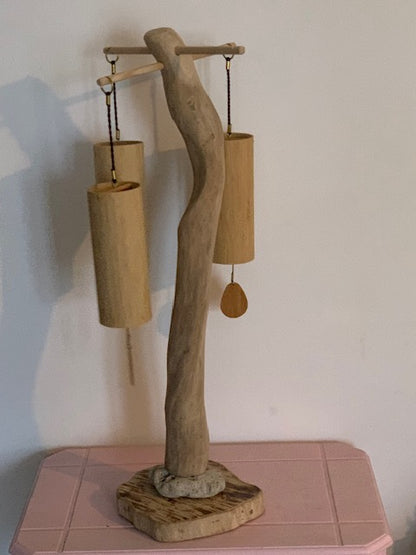 Support en bois flotté pour carillons de style Koshi, Zaphir, Tingsha… ± 61 cm de haut - Création Zen Curiosity