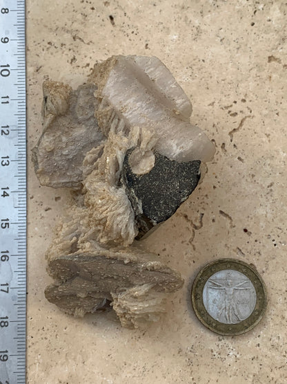 Tourmaline noire, spécimen naturel de 80 x 50 x 36 mm - 117 grammes. Une très belle tourmaline sur Quartz et Muscovite !