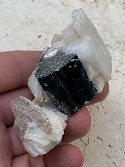 Tourmaline noire, spécimen naturel de 80 x 50 x 36 mm - 117 grammes. Une très belle tourmaline sur Quartz et Muscovite !