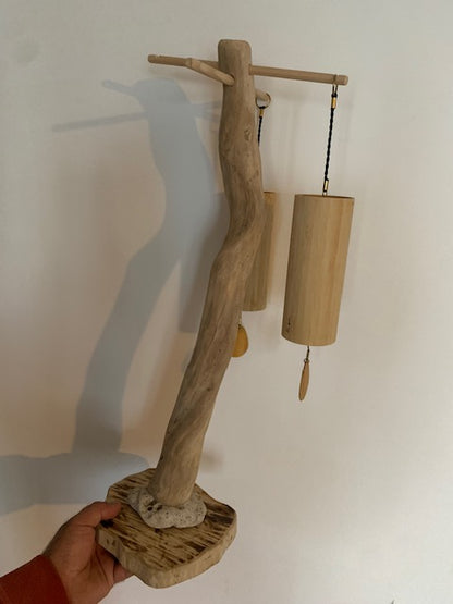 Support en bois flotté pour carillons de style Koshi, Zaphir, Tingsha… ± 61 cm de haut - Création Zen Curiosity