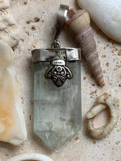 Aigue-marine, pendentif Argent avec fantaisie en métal ! Pièce unique de 45 mm de hauteur x 15 mm x 9 d'épaisseur. Vendu avec cordon réglable noire !