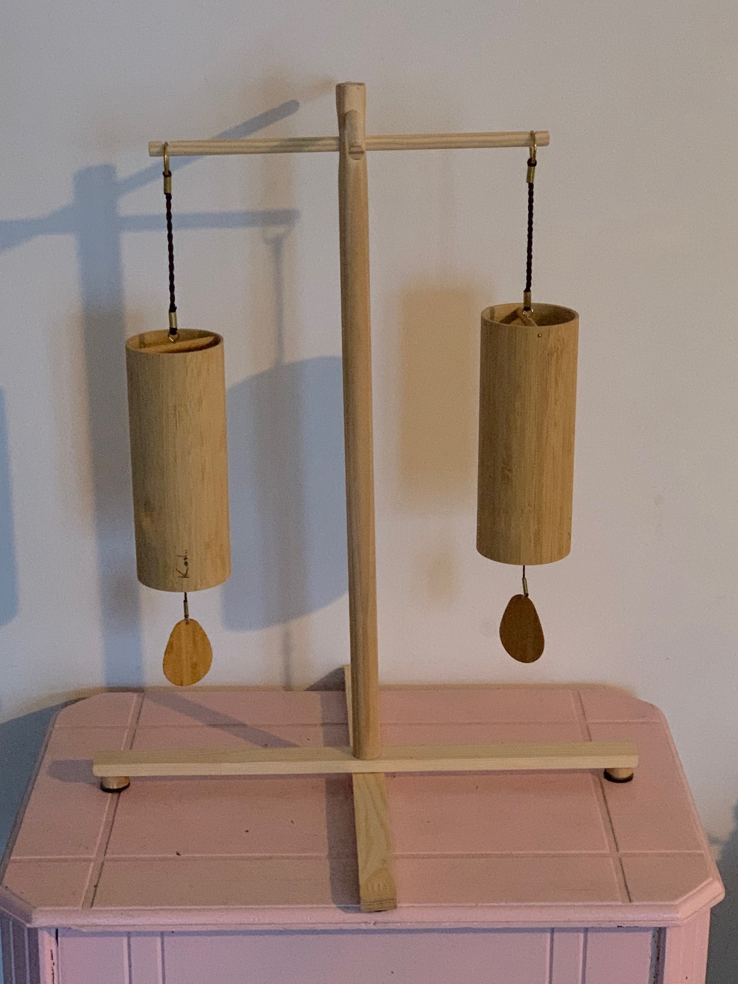 Support en bois avec base rétractable pour carillons de style Koshi, Zaphir, Tingsha… ±47 cm de haut - Création Zen Curiosity