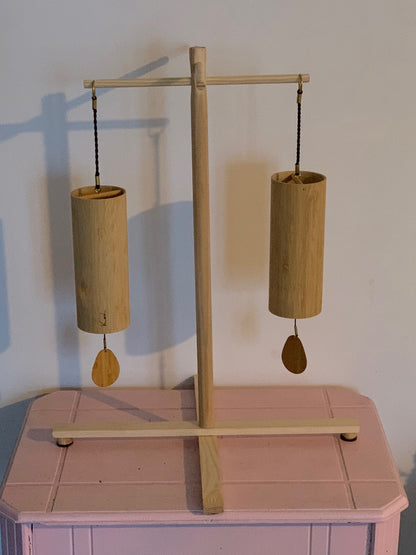 Support en bois avec base rétractable pour carillons de style Koshi, Zaphir, Tingsha… ±47 cm de haut - Création Zen Curiosity