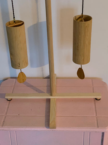 Support en bois avec base rétractable pour carillons de style Koshi, Zaphir, Tingsha… ±47 cm de haut - Création Zen Curiosity