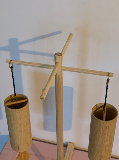 Support en bois avec base rétractable pour carillons de style Koshi, Zaphir, Tingsha… ±47 cm de haut - Création Zen Curiosity