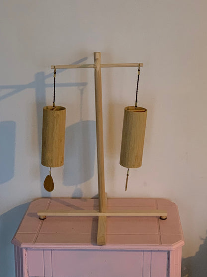 Support en bois avec base rétractable pour carillons de style Koshi, Zaphir, Tingsha… ±47 cm de haut - Création Zen Curiosity