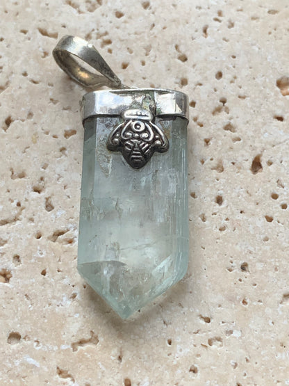 Aigue-marine, pendentif Argent avec fantaisie en métal ! Pièce unique de 45 mm de hauteur x 15 mm x 9 d'épaisseur. Vendu avec cordon réglable noire !