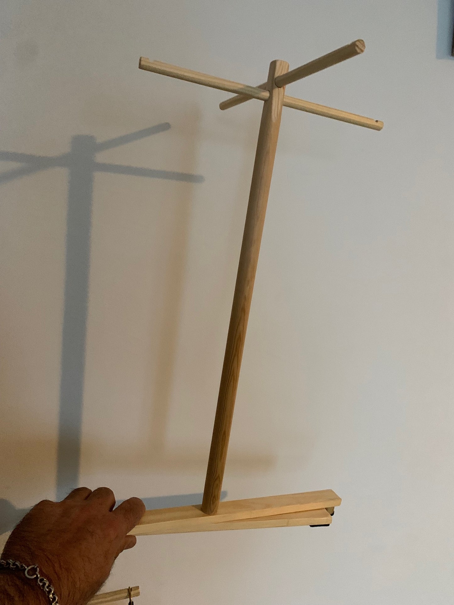Support en bois avec base rétractable pour carillons de style Koshi, Zaphir, Tingsha… ±47 cm de haut - Création Zen Curiosity