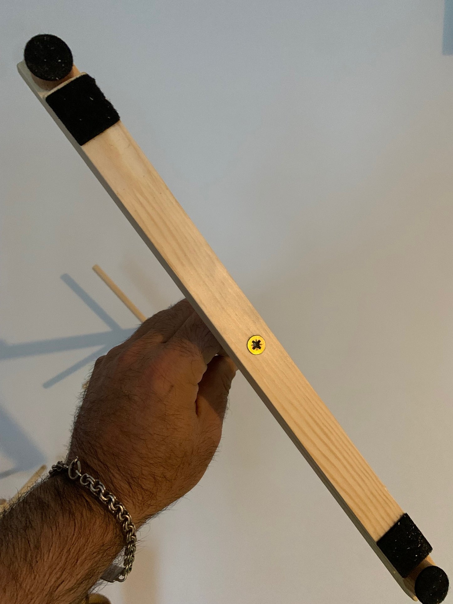 Support en bois avec base rétractable pour carillons de style Koshi, Zaphir, Tingsha… ±47 cm de haut - Création Zen Curiosity