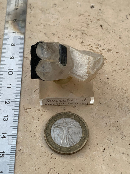 Tourmaline noire, spécimen naturel de 38 x 26 x 23 mm - 19,5 grammes. Une très belle tourmaline sur Quartz et Kunzite verte !