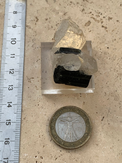 Tourmaline noire, spécimen naturel de 38 x 26 x 23 mm - 19,5 grammes. Une très belle tourmaline sur Quartz et Kunzite verte !