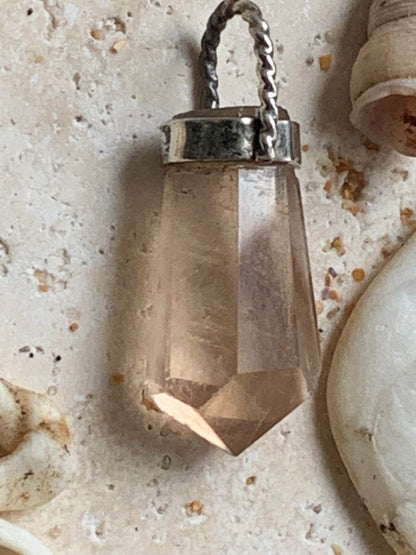 Cristal de topaze ambrée ! Pendentif unique en Argent d'une pierre rare, 30 mm de hauteur x 14 de largeur x 9 d'épaisseur. Vendu avec cordon réglable de couleur noire. Fait par Gen & Zen, discrète par sa taille, mais puissante par sa présence !
