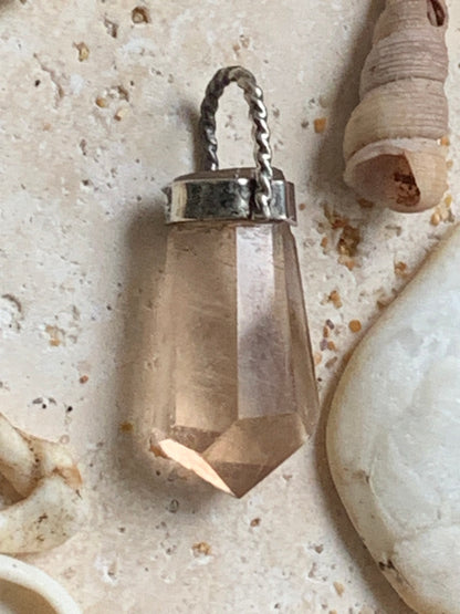 Cristal de topaze ambrée ! Pendentif unique en Argent d'une pierre rare, 30 mm de hauteur x 14 de largeur x 9 d'épaisseur. Vendu avec cordon réglable de couleur noire. Fait par Gen & Zen, discrète par sa taille, mais puissante par sa présence !