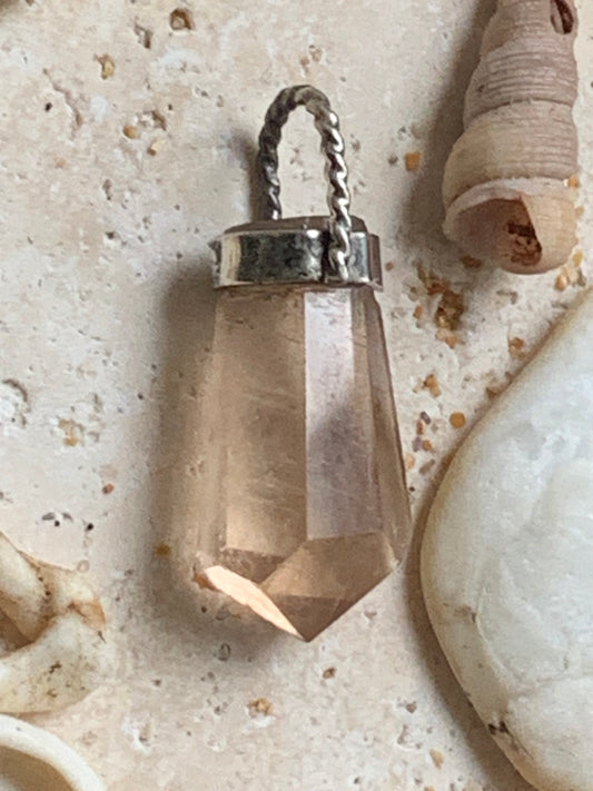 Cristal de topaze ambrée ! Pendentif unique en Argent d'une pierre rare, 30 mm de hauteur x 14 de largeur x 9 d'épaisseur. Vendu avec cordon réglable de couleur noire. Fait par Gen & Zen, discrète par sa taille, mais puissante par sa présence !