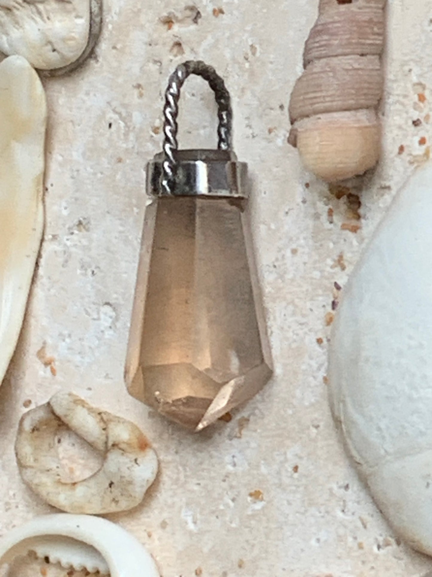 Cristal de topaze ambrée ! Pendentif unique en Argent d'une pierre rare, 30 mm de hauteur x 14 de largeur x 9 d'épaisseur. Vendu avec cordon réglable de couleur noire. Fait par Gen & Zen, discrète par sa taille, mais puissante par sa présence !