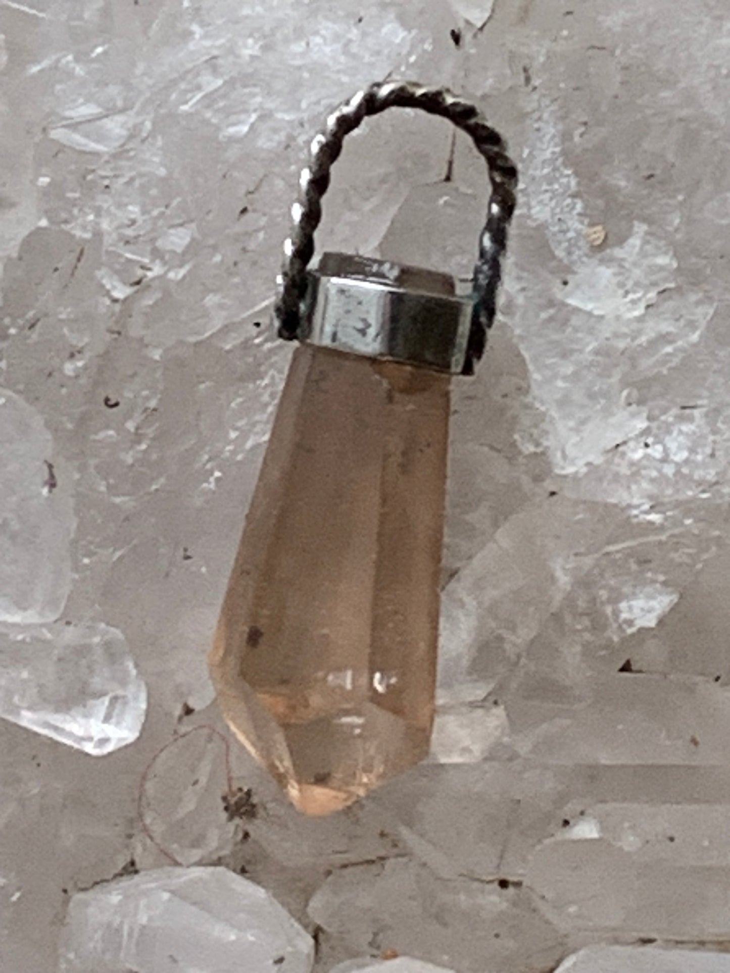 Cristal de topaze ambrée ! Pendentif unique en Argent d'une pierre rare, 30 mm de hauteur x 14 de largeur x 9 d'épaisseur. Vendu avec cordon réglable de couleur noire. Fait par Gen & Zen, discrète par sa taille, mais puissante par sa présence !