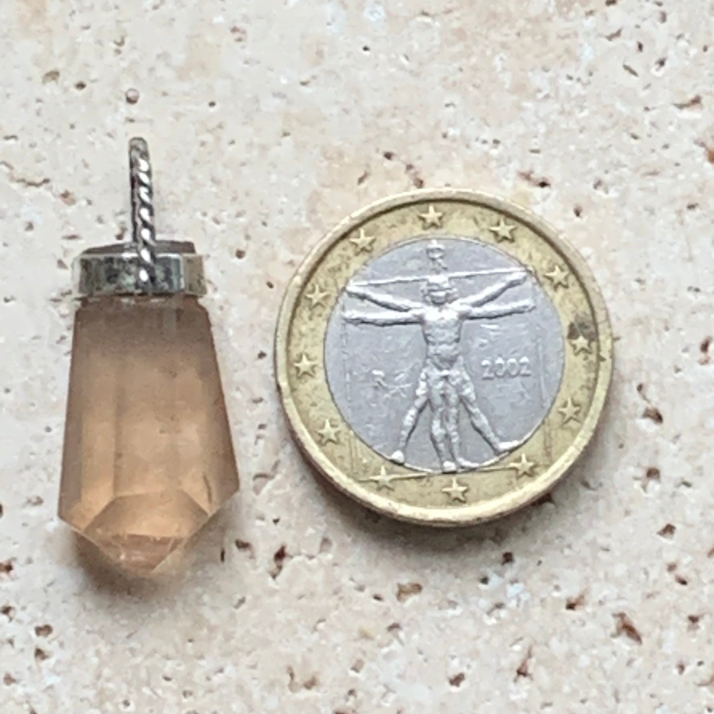Cristal de topaze ambrée ! Pendentif unique en Argent d'une pierre rare, 30 mm de hauteur x 14 de largeur x 9 d'épaisseur. Vendu avec cordon réglable de couleur noire. Fait par Gen & Zen, discrète par sa taille, mais puissante par sa présence !