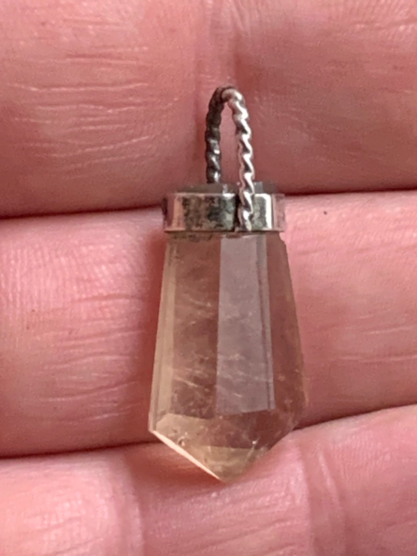 Cristal de topaze ambrée ! Pendentif unique en Argent d'une pierre rare, 30 mm de hauteur x 14 de largeur x 9 d'épaisseur. Vendu avec cordon réglable de couleur noire. Fait par Gen & Zen, discrète par sa taille, mais puissante par sa présence !