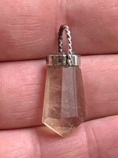 Cristal de topaze ambrée ! Pendentif unique en Argent d'une pierre rare, 30 mm de hauteur x 14 de largeur x 9 d'épaisseur. Vendu avec cordon réglable de couleur noire. Fait par Gen & Zen, discrète par sa taille, mais puissante par sa présence !