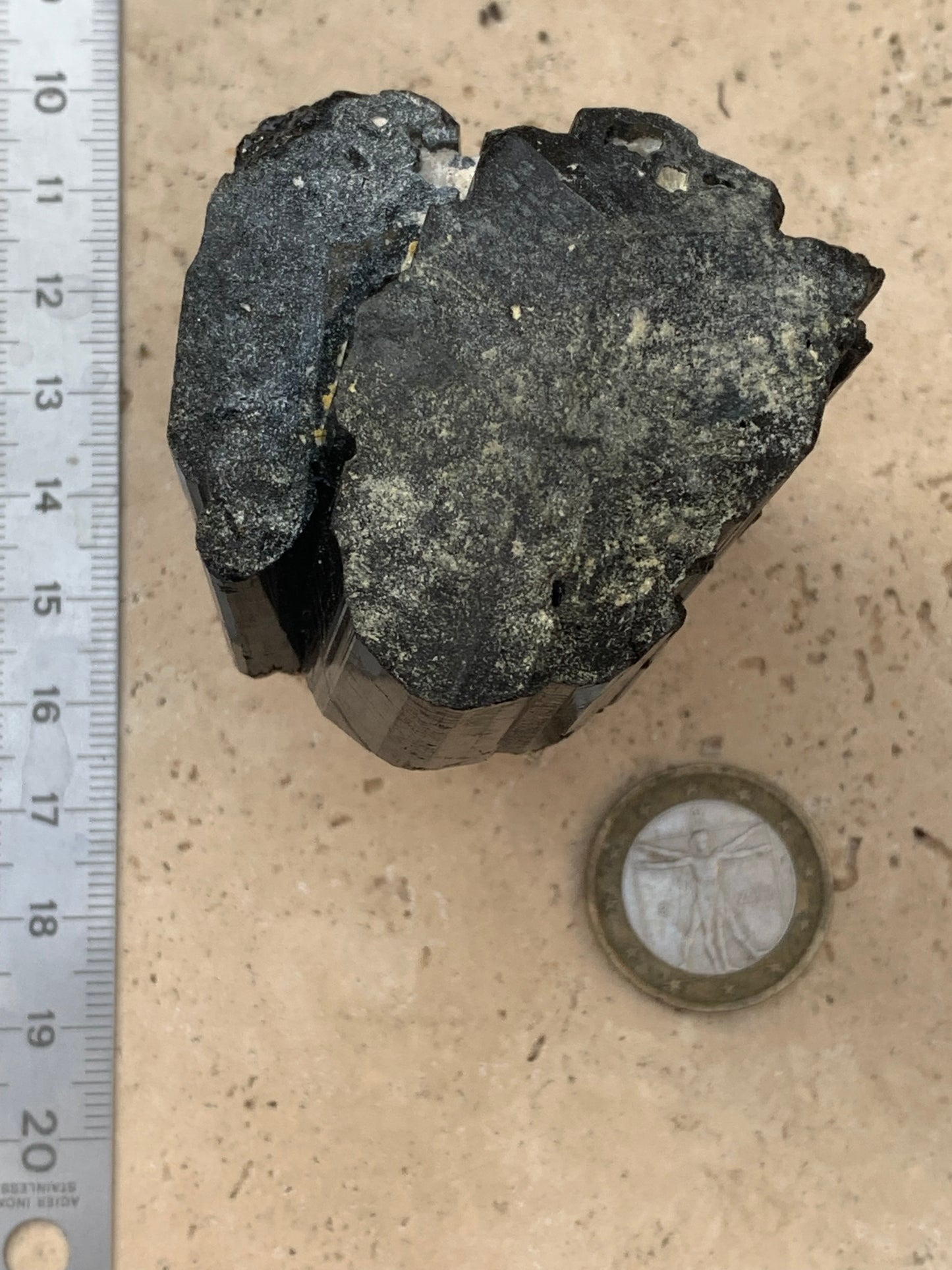 Tourmaline noire, spécimen naturel de 65 x 52 x 50 mm - 246,2 grammes. Un très beau bloc tourmaline !