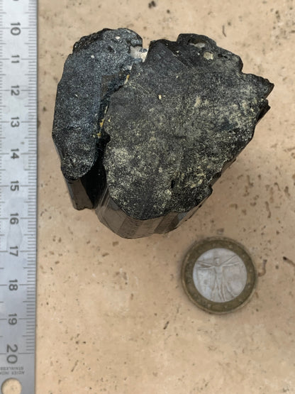 Tourmaline noire, spécimen naturel de 65 x 52 x 50 mm - 246,2 grammes. Un très beau bloc tourmaline !