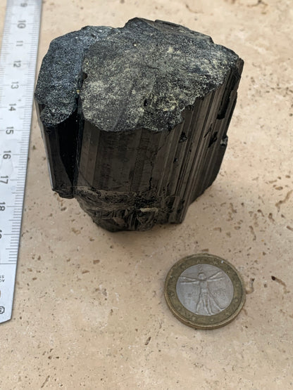 Tourmaline noire, spécimen naturel de 65 x 52 x 50 mm - 246,2 grammes. Un très beau bloc tourmaline !