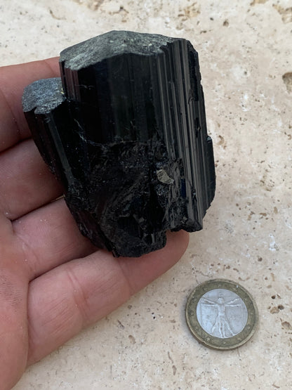 Tourmaline noire, spécimen naturel de 65 x 52 x 50 mm - 246,2 grammes. Un très beau bloc tourmaline !