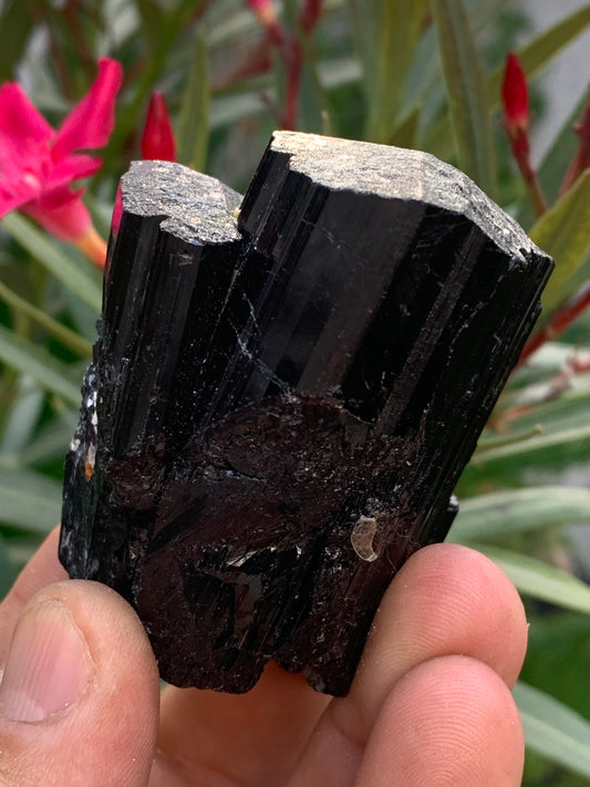 Tourmaline noire, spécimen naturel de 65 x 52 x 50 mm - 246,2 grammes. Un très beau bloc tourmaline !