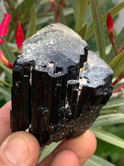 Tourmaline noire, spécimen naturel de 65 x 52 x 50 mm - 246,2 grammes. Un très beau bloc tourmaline !
