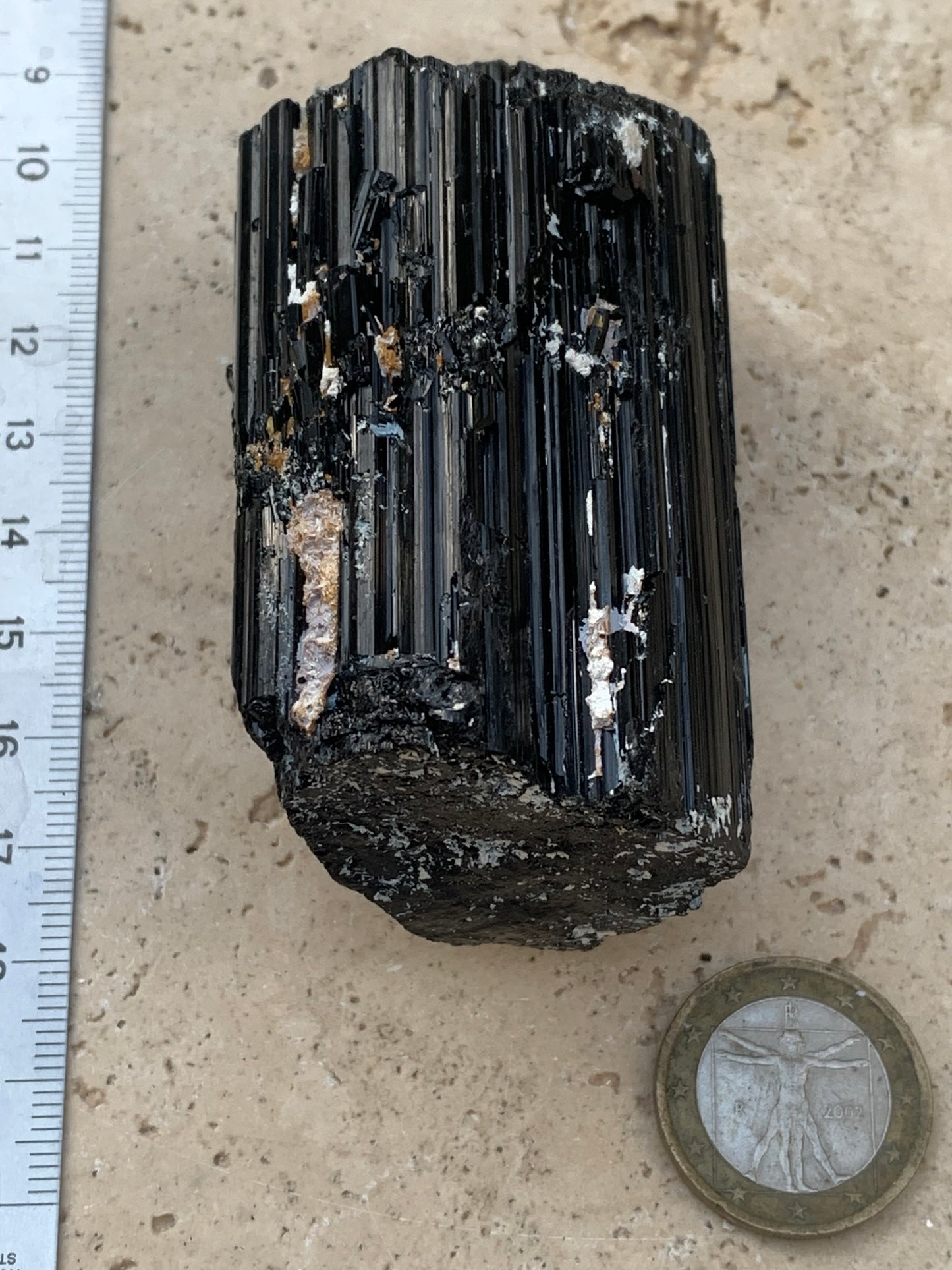 Tourmaline noire, spécimen naturel de 65 x 49 x 45 mm - 248,2 grammes. Un très beau bloc tourmaline !