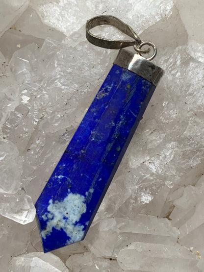 Lapis lazuli, pièce unique en Argent de 52 millimètres de hauteur x 11 millimètres de largeur x 6 d'épaisseur. Vendu avec un cordon réglable de couleur noire !
