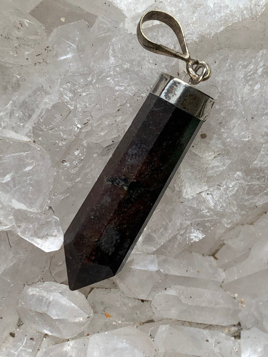 Grenat pyrope, pièce unique en Argent de 48 millimètres de hauteur x 9 millimètres de largeur x 9 d'épaisseur. Vendu avec un cordon réglable de couleur noire !
