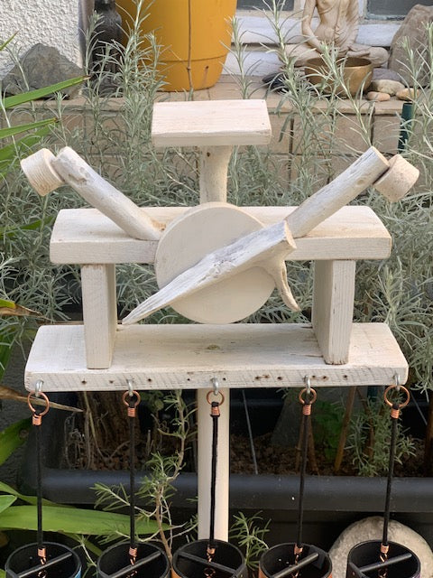 Support surélevé en bois recyclé, pour carillons Koshi/Zaphir – 97 x 32 x 23 cm, création Zen Curiosity