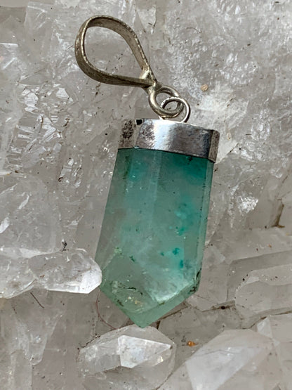 Fluorite verte, pièce unique en Argent de 37 millimètres x 11 x 7. Vendu avec un cordon réglable de couleur noire !