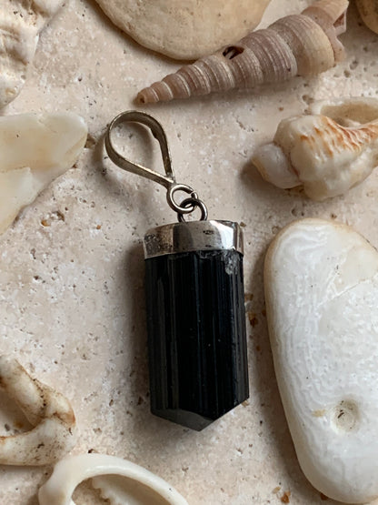 Tourmaline noire, pièce unique en Argent de 36 x 11 x 9 mm. Vendu avec un cordon réglable de couleur noire !