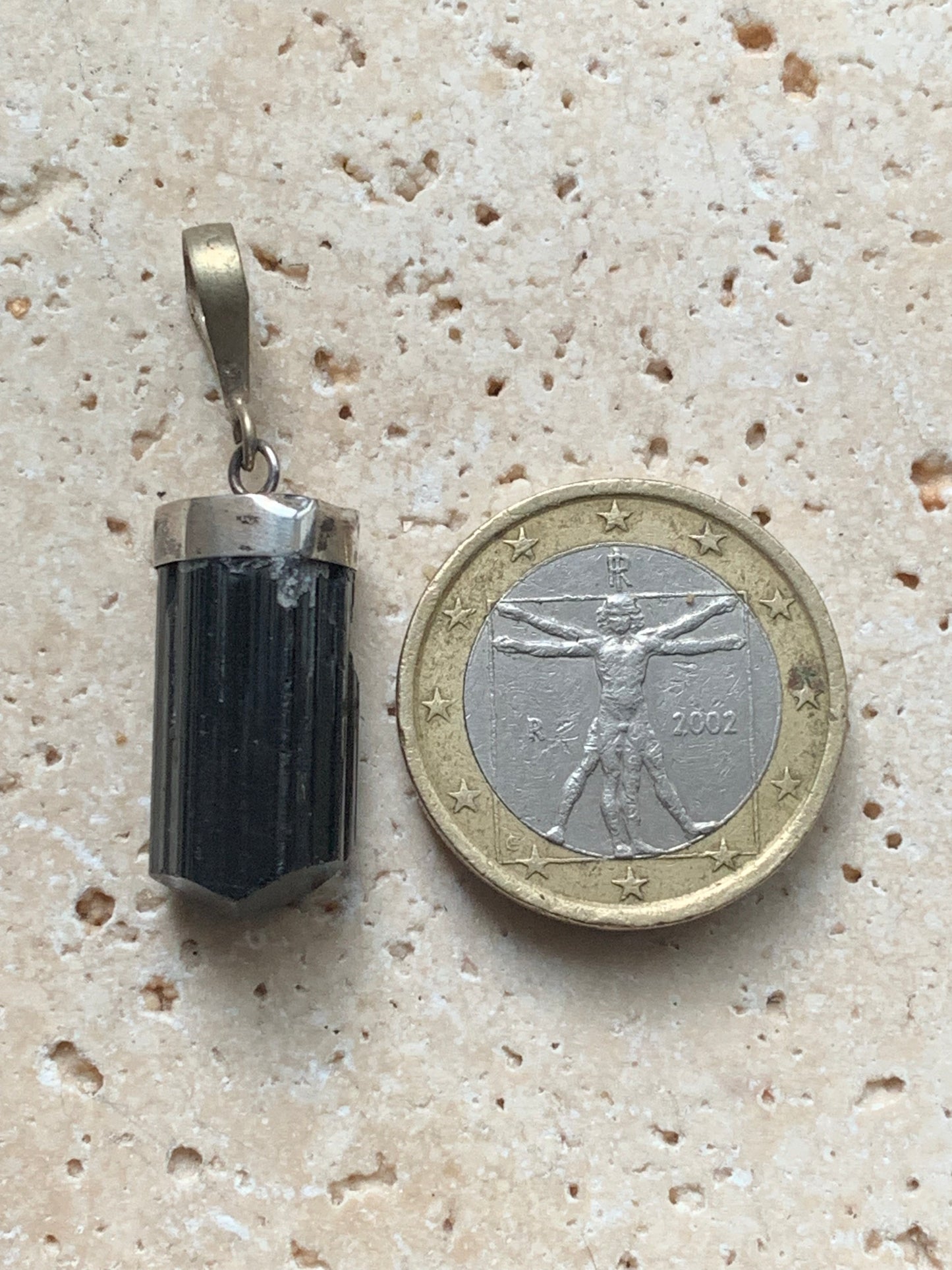 Tourmaline noire, pièce unique en Argent de 36 x 11 x 9 mm. Vendu avec un cordon réglable de couleur noire !
