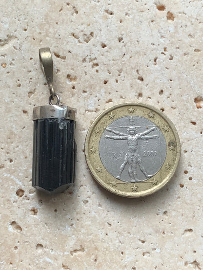 Tourmaline noire, pièce unique en Argent de 36 x 11 x 9 mm. Vendu avec un cordon réglable de couleur noire !