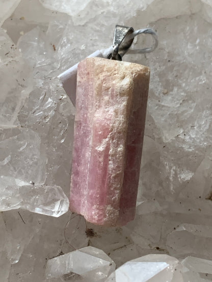 Tourmaline rose dit Rubellite, pendentif de 33x11x11 mm. Vendu avec un cordon réglable de couleur noire !