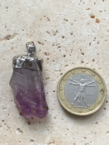 Améthyste, pendentif de 38mm x15 x 12. Fait sur métal (laiton) finition argenté. Vendu avec cordon réglable de couleur noire !