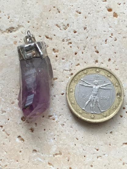 Améthyste, pendentif de 38mm x15 x 12. Fait sur métal (laiton) finition argenté. Vendu avec cordon réglable de couleur noire !