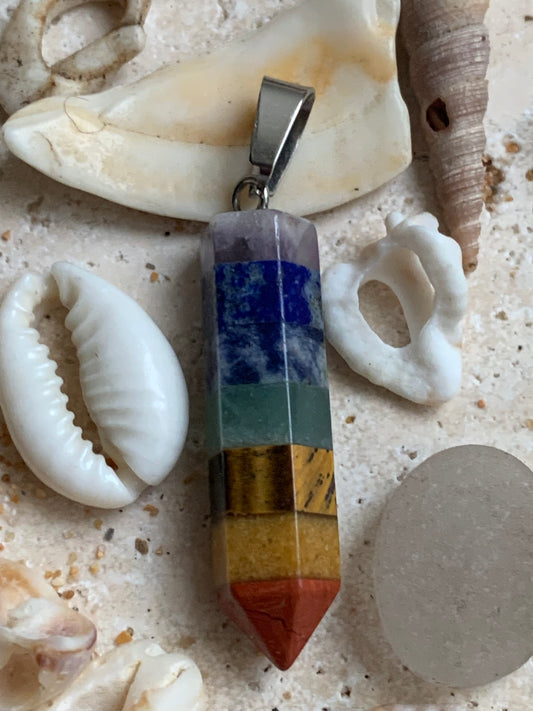 7 chakras, pendentif de 44mm x10 x10 d'épaisseur. Fait sur métal (laiton), finition argenté. Vendu avec cordon réglable de couleur noire !