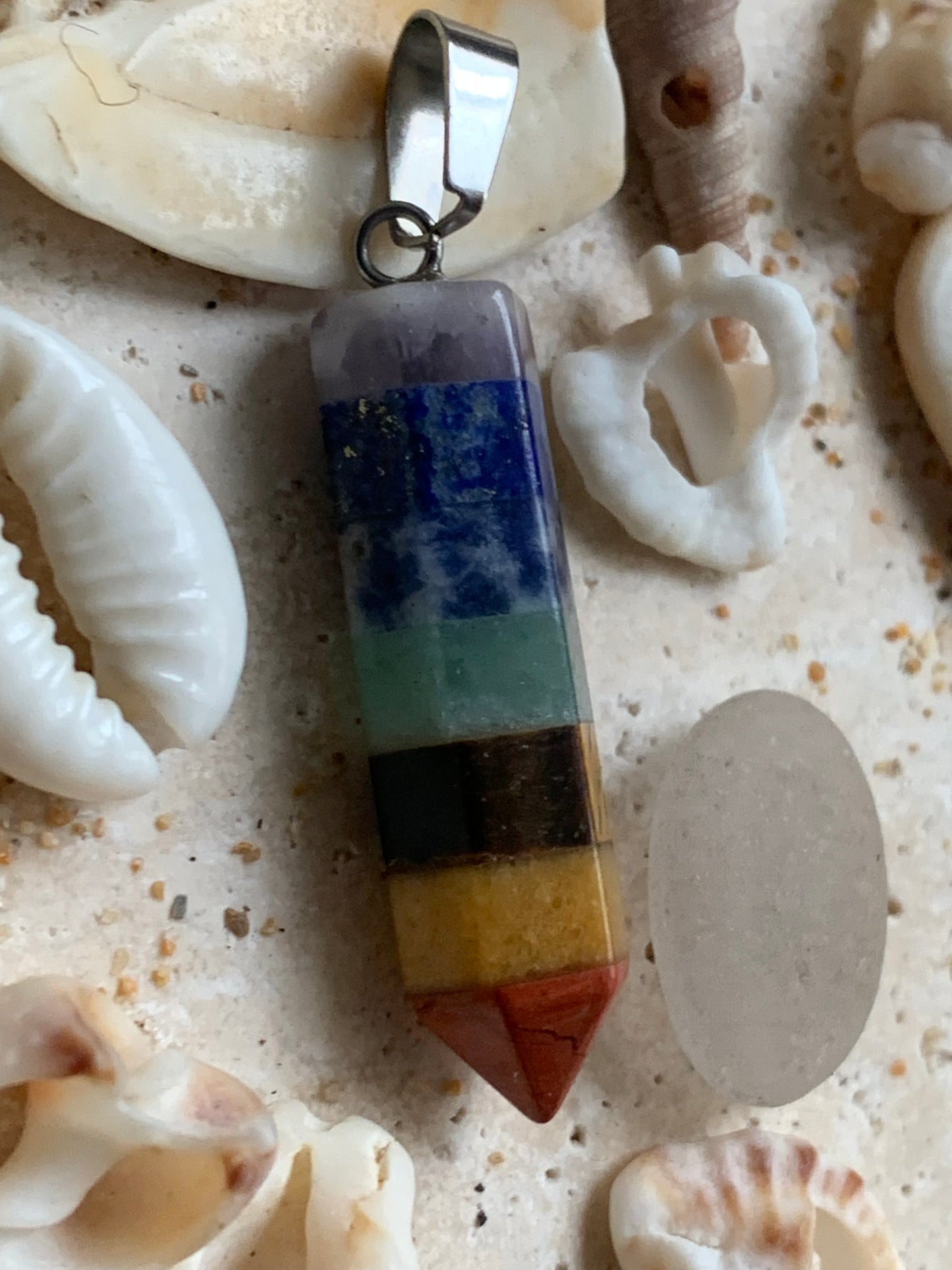 7 chakras, pendentif de 44mm x10 x10 d'épaisseur. Fait sur métal (laiton), finition argenté. Vendu avec cordon réglable de couleur noire !