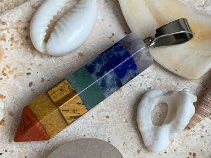 7 chakras, pendentif de 44mm x10 x10 d'épaisseur. Fait sur métal (laiton), finition argenté. Vendu avec cordon réglable de couleur noire !