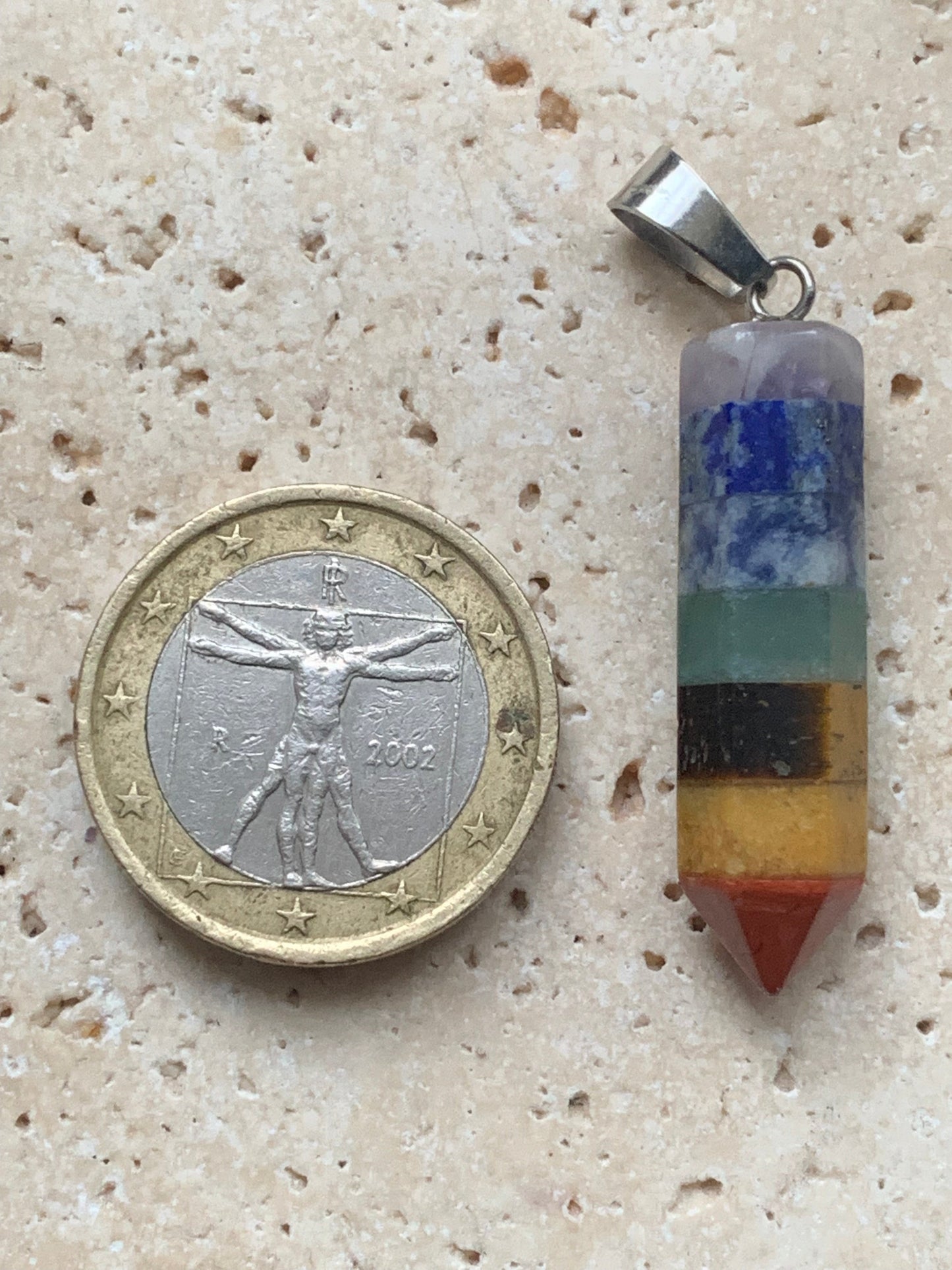 7 chakras, pendentif de 44mm x10 x10 d'épaisseur. Fait sur métal (laiton), finition argenté. Vendu avec cordon réglable de couleur noire !