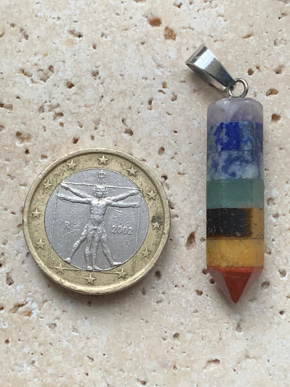 7 chakras, pendentif de 44mm x10 x10 d'épaisseur. Fait sur métal (laiton), finition argenté. Vendu avec cordon réglable de couleur noire !